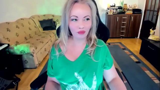 Image 3 of curvymaturelynn Stream on Chaturbate on 10 days ago