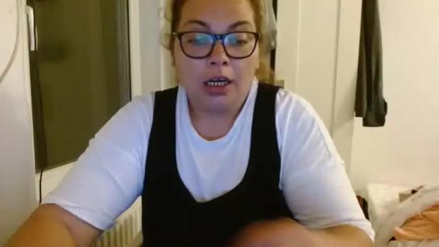 Image 2 of curvymomylore Stream on Chaturbate on 13 months ago