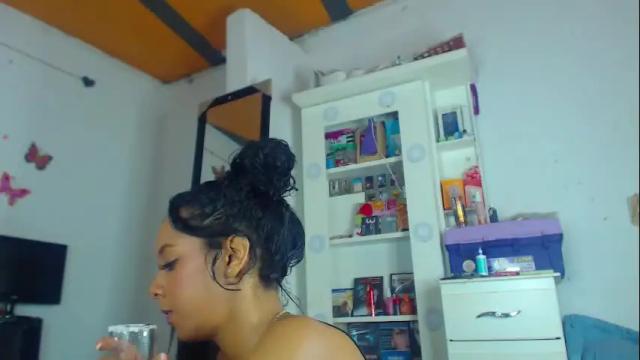 Image 4 of cute_roxxi Stream on Chaturbate on 3 months ago