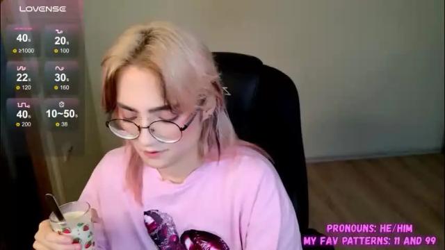 Image 4 of cute_yuki_kun Stream on Chaturbate on 2 months ago