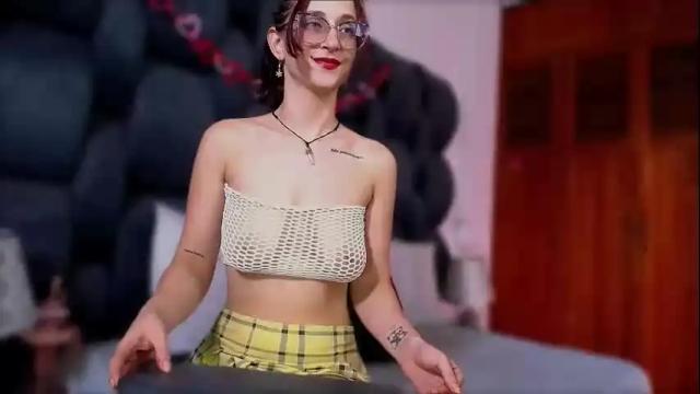 Image 3 of cutelaura1 Stream on Chaturbate on 13 days ago