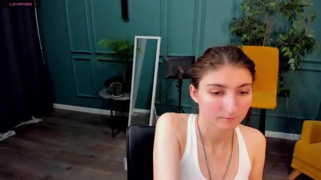 Image 4 of cutenell Stream on Chaturbate on 18 months ago