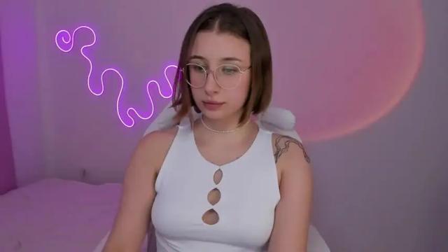 Image 4 of cuterlina Stream on Chaturbate on 19 months ago