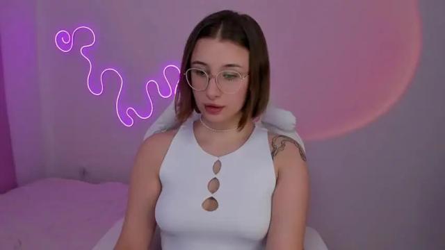 Image 6 of cuterlina Stream on Chaturbate on 19 months ago