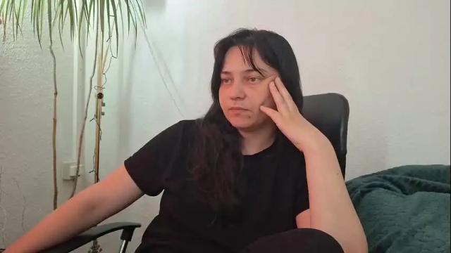 Image 4 of cyndee_winter Stream on Chaturbate on 1 month ago