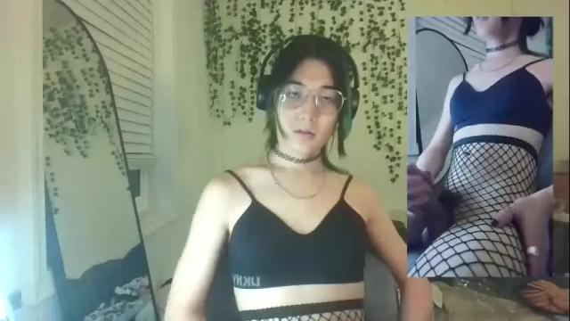 Image 3 of deciduousdoll Stream on Chaturbate on 4 months ago