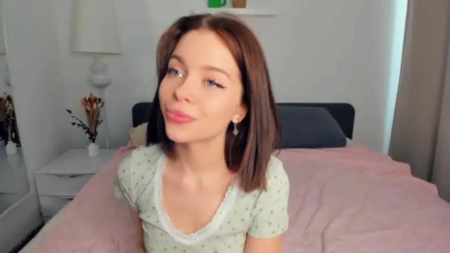 Image 7 of di_huny Stream on Chaturbate on 16 months ago