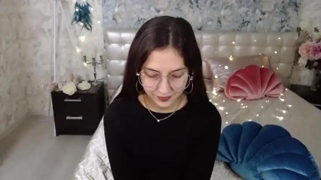 Image 4 of dinafrittz Stream on Chaturbate on 16 months ago