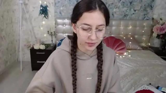 Image 2 of dinafrittz Stream on Chaturbate on 16 months ago
