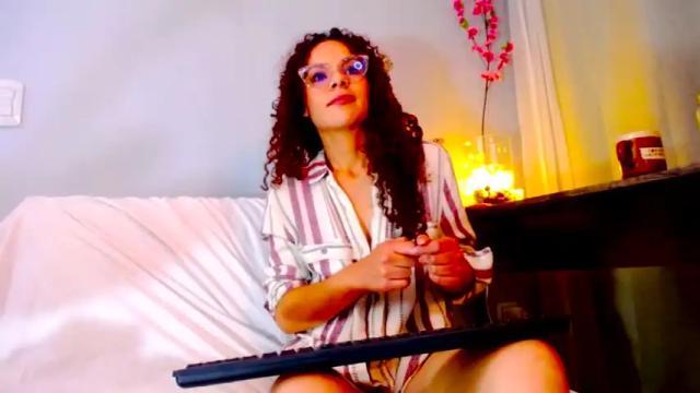 Image 6 of donnacurlysunshine Stream on Chaturbate on 15 months ago