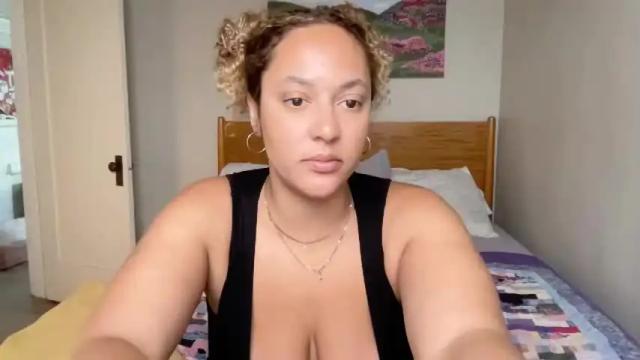 Image 3 of dreamyriri Stream on Chaturbate on 13 months ago