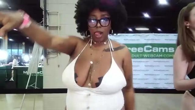 Image 2 of duchesscco Stream on Chaturbate on 12 months ago