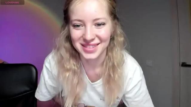 Image 3 of e__lisa Stream on Chaturbate on 19 months ago