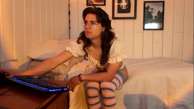 Image 4 of edengoldapel Stream on Chaturbate on 2 months ago