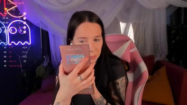 Image 3 of elainewhite Stream on Chaturbate on 16 months ago