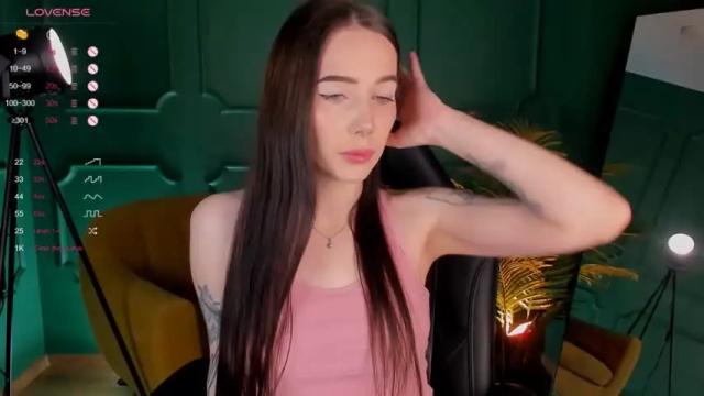 Image 3 of elainewhite Stream on Chaturbate on 16 months ago