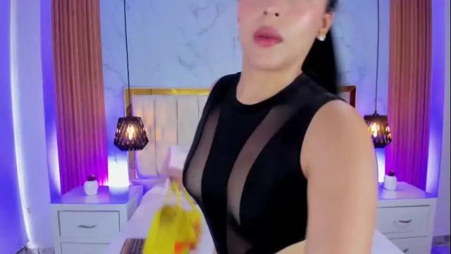 Image 2 of elektra_gb Stream on Chaturbate on 1 month ago