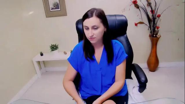 Image 2 of elenasworld Stream on Chaturbate on 3 months ago