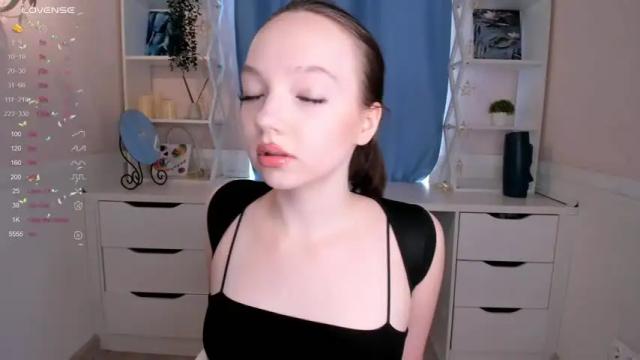 Image 6 of elianareynolds Stream on Chaturbate on 17 months ago