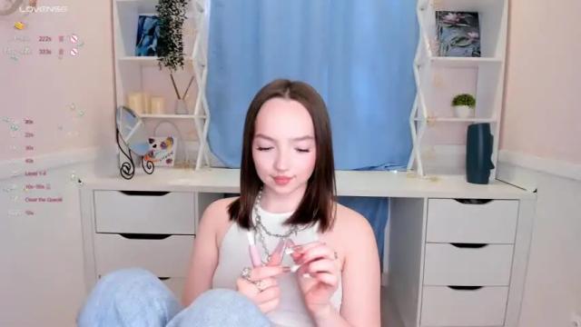 Image 10 of elianareynolds Stream on Chaturbate on 17 months ago