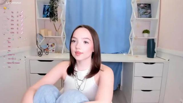 Image 11 of elianareynolds Stream on Chaturbate on 17 months ago
