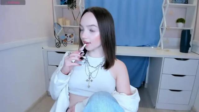 Image 2 of elianareynolds Stream on Chaturbate on 17 months ago