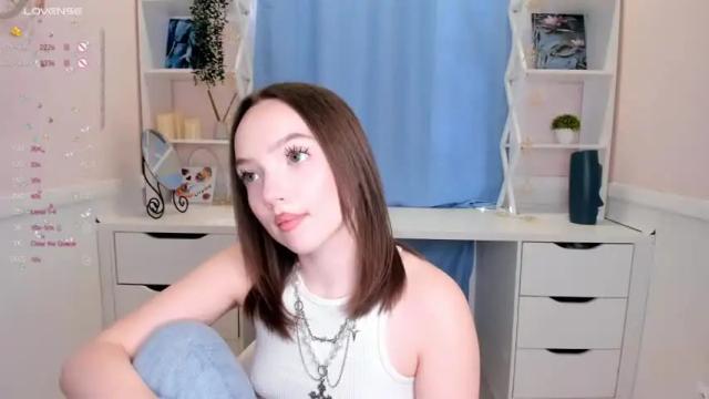 Image 8 of elianareynolds Stream on Chaturbate on 17 months ago