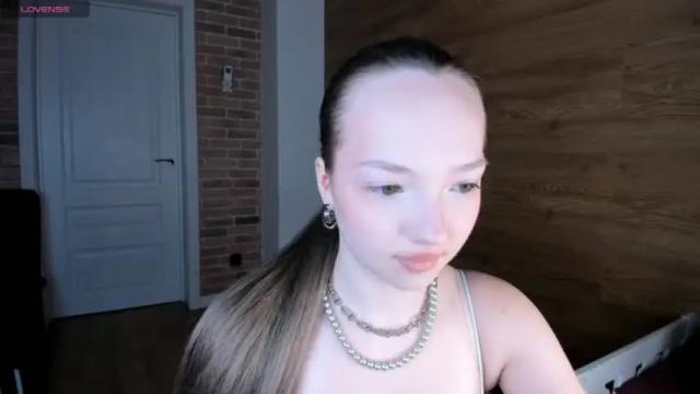 Image 2 of elianareynolds Stream on Chaturbate on 16 months ago