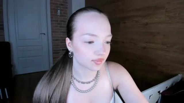 Image 6 of elianareynolds Stream on Chaturbate on 16 months ago