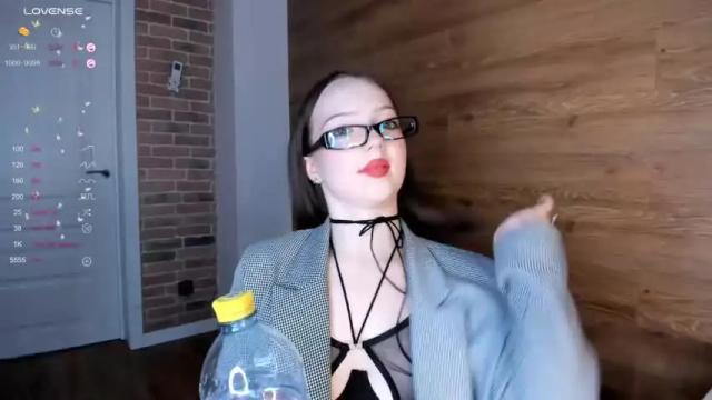 Image 11 of elianareynolds Stream on Chaturbate on 16 months ago