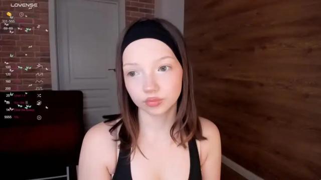 Image 7 of elianareynolds Stream on Chaturbate on 16 months ago