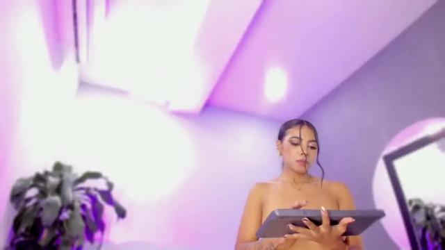 Image 8 of elisa_castrillon Stream on Chaturbate on 12 months ago
