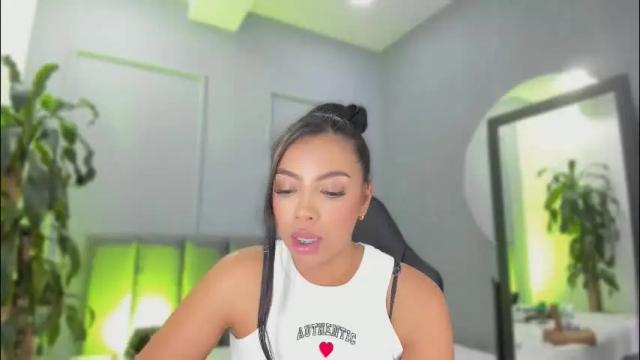 Image 2 of elisa_castrillon Stream on Chaturbate on 1 month ago