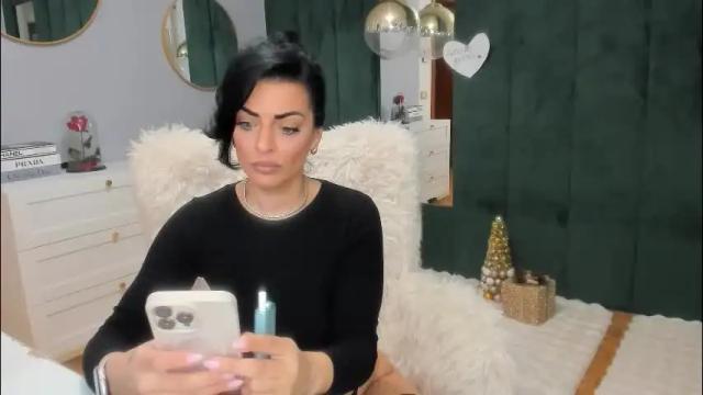 Image 12 of elisabaxter Stream on Chaturbate on 17 days ago