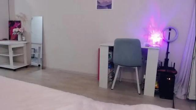 Image 10 of eliscuteblonde Stream on Chaturbate on 1 month ago