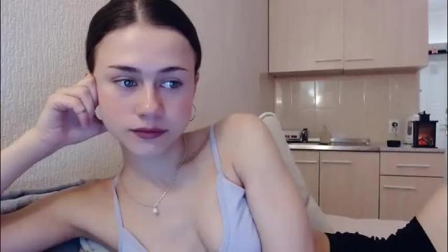 Image 3 of eliscuteblonde Stream on Chaturbate on 1 month ago