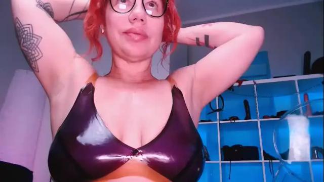 Image 7 of ella_kross Stream on Chaturbate on 25 days ago