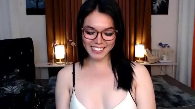Image 2 of ellahollywood1818 Stream on Chaturbate on 14 months ago