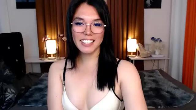 Image 3 of ellahollywood1818 Stream on Chaturbate on 14 months ago