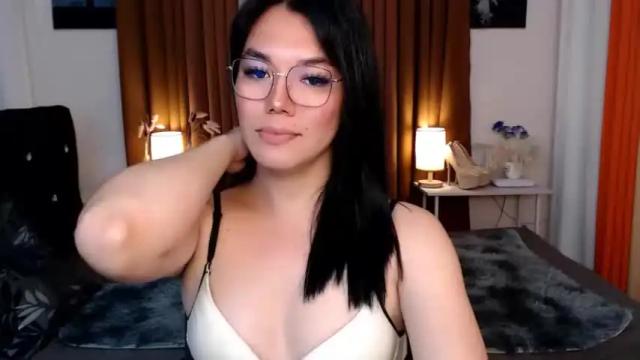 Image 4 of ellahollywood1818 Stream on Chaturbate on 14 months ago