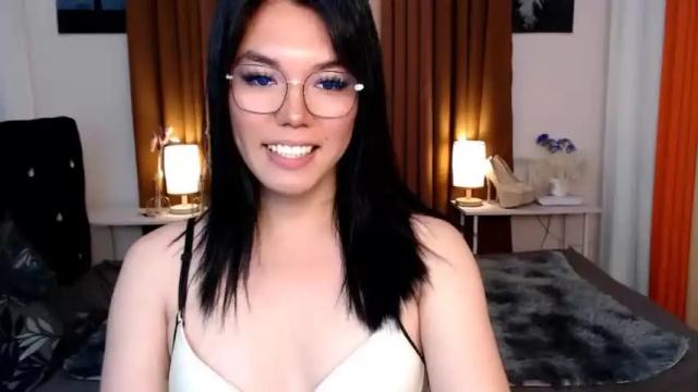 Image 7 of ellahollywood1818 Stream on Chaturbate on 14 months ago