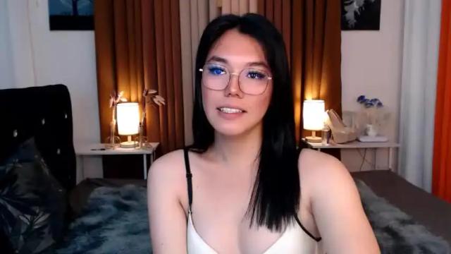 Image 7 of ellahollywood1818 Stream on Chaturbate on 14 months ago