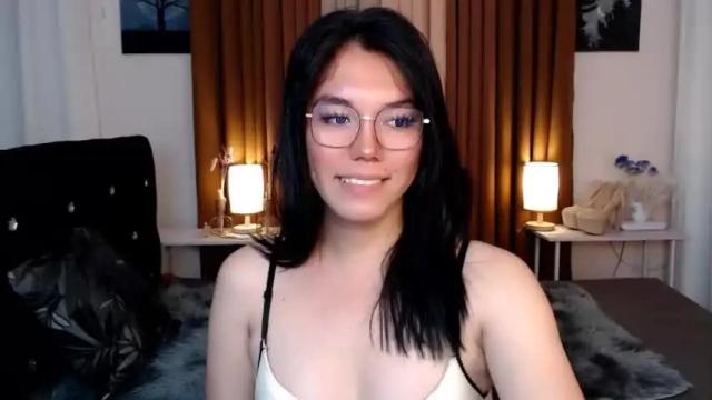 Image 3 of ellahollywood1818 Stream on Chaturbate on 14 months ago