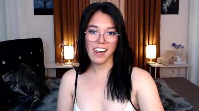 Image 4 of ellahollywood1818 Stream on Chaturbate on 14 months ago
