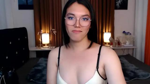Image 2 of ellahollywood1818 Stream on Chaturbate on 14 months ago