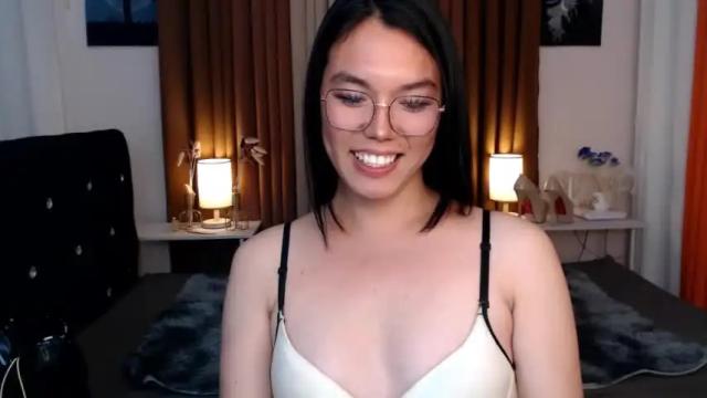 Image 3 of ellahollywood1818 Stream on Chaturbate on 14 months ago