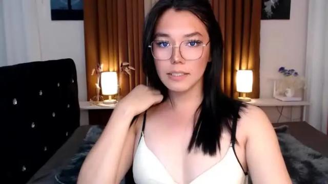 Image 7 of ellahollywood1818 Stream on Chaturbate on 14 months ago