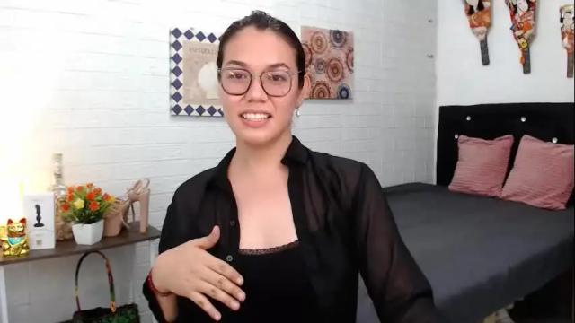 Image 2 of ellahollywood1818 Stream on Chaturbate on 18 days ago