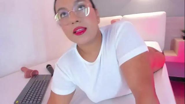 Image 4 of ellamontoya Stream on Chaturbate on 2 days ago