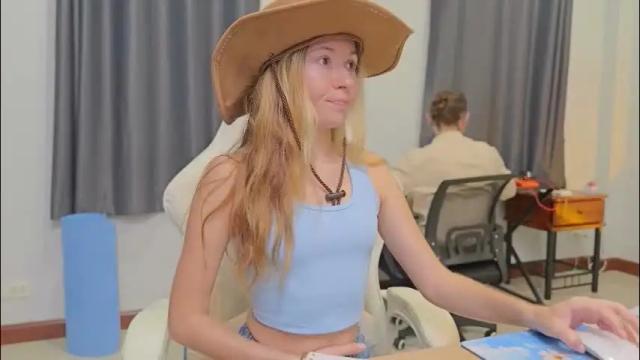 Image 3 of ellcrys Stream on Chaturbate on 1 month ago